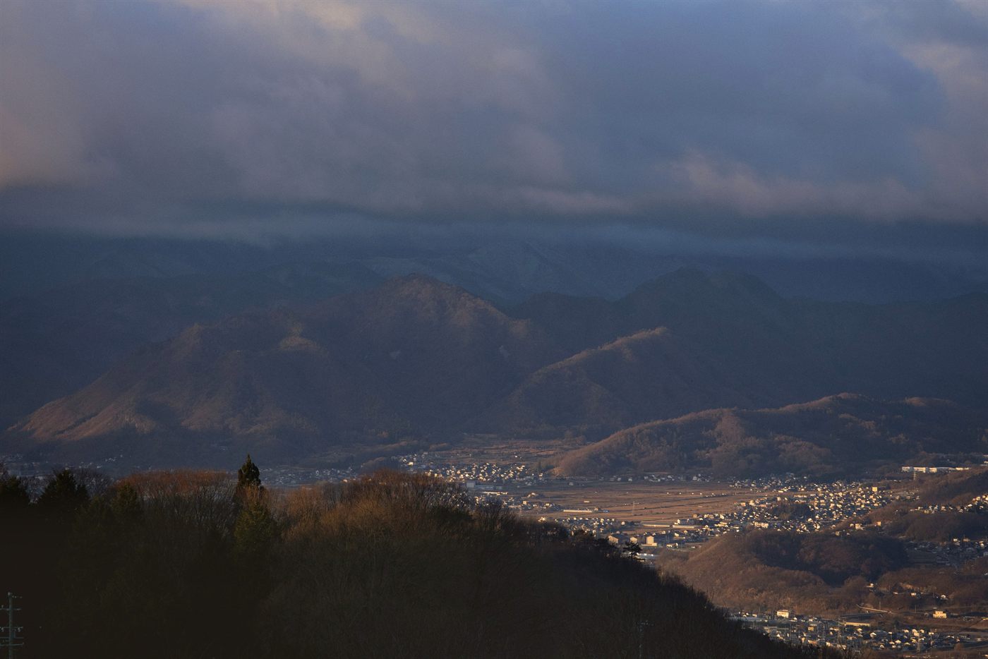 夕暮れの山並みと東御の街並み