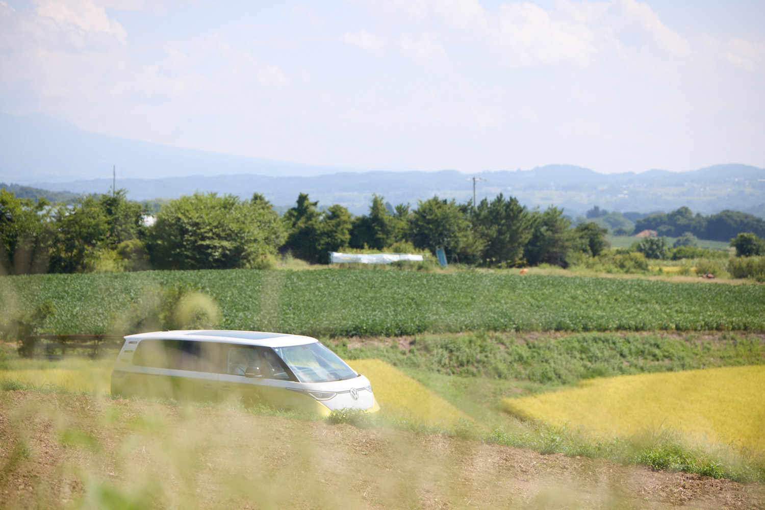 東御のぶどう畑を走るワゴンと里の風景