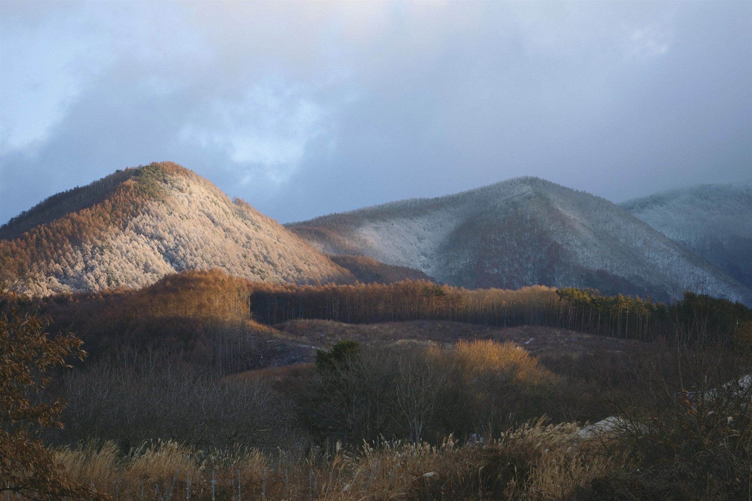 朝日に照らされる山並み