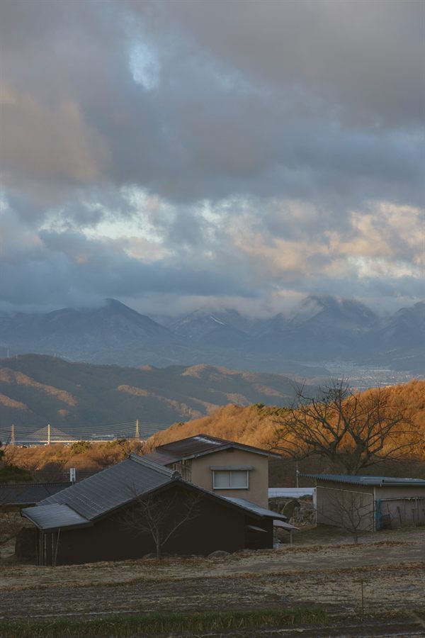 雲間に浮かぶ山並みと集落